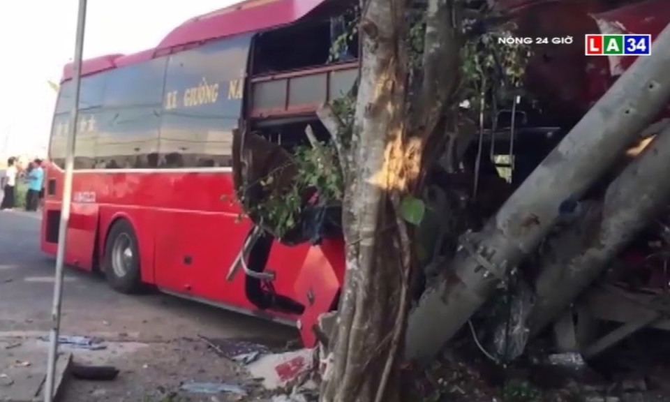 Xe giường nằm va chạm với đo&agrave;n xe đạp, nhiều người thương vong