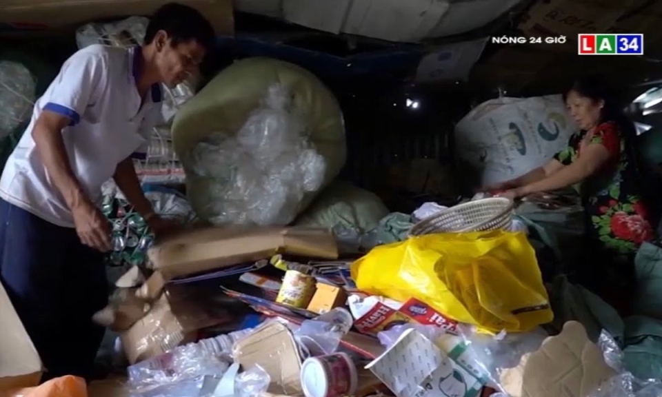 Gặp đ&ocirc;i vợ chồng người nhặt ve chai trả lại t&uacute;i t&agrave;i sản tiền tỉ