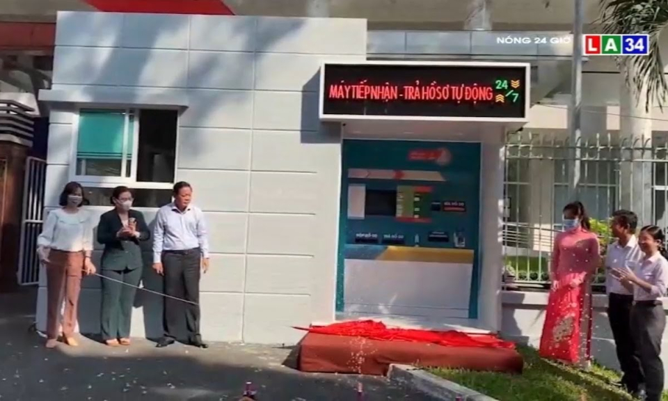 TP.HCM: L&agrave;m thủ tục h&agrave;nh ch&iacute;nh dễ d&agrave;ng nhờ “ATM” nhận trả hồ sơ tự động