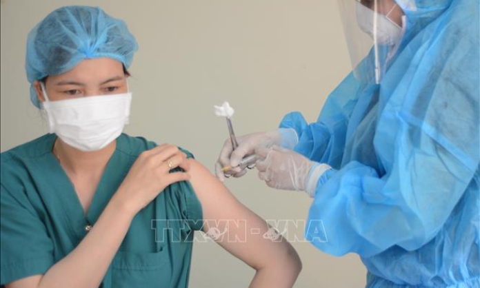 Đ&agrave; Nẵng triển khai ti&ecirc;m vaccine ph&ograve;ng COVID-19 cho nh&acirc;n vi&ecirc;n y tế