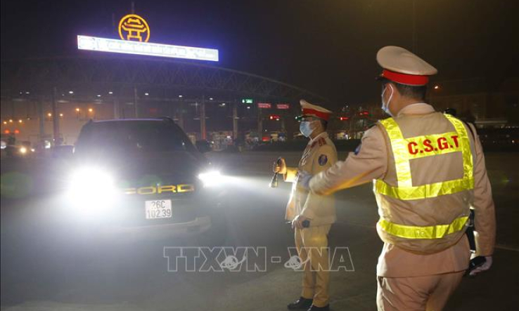 Ra qu&acirc;n kiểm so&aacute;t ma t&uacute;y, nồng độ cồn c&ugrave;ng Cảnh s&aacute;t Giao th&ocirc;ng l&uacute;c 0 giờ