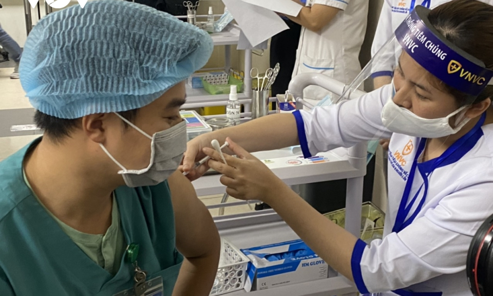 Hơn 24.000 người Việt Nam đ&atilde; được ti&ecirc;m vaccine COVID-19