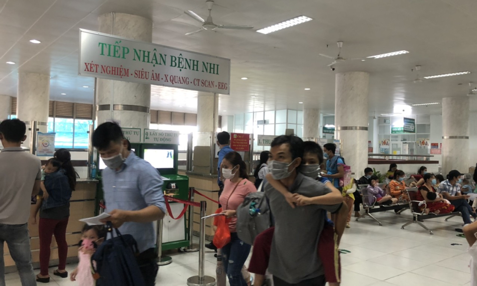 Thời tiết nắng n&oacute;ng, người gi&agrave; trẻ em dễ mắc bệnh