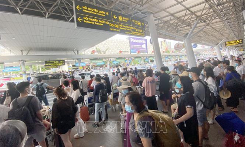 Bộ trưởng Nguyễn Văn Thể chỉ đạo th&aacute;o gỡ &ugrave;n tắc tại s&acirc;n bay T&acirc;n Sơn Nhất