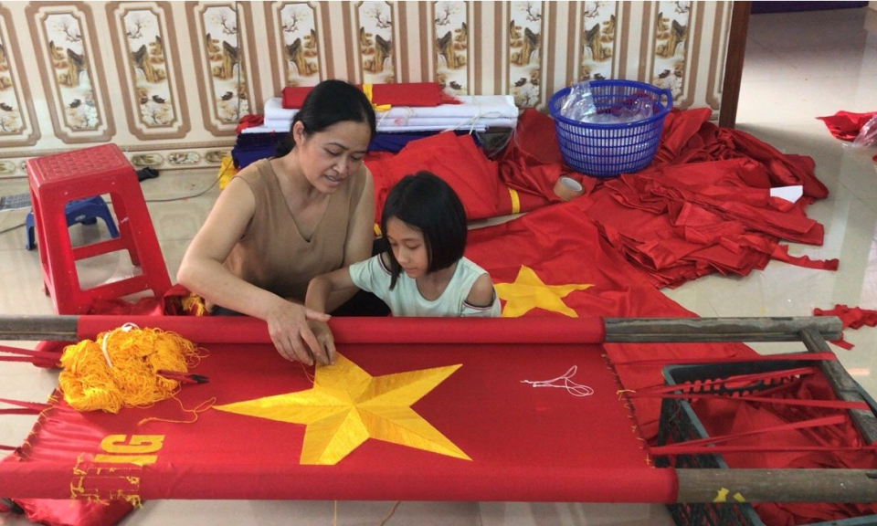 L&agrave;ng nghề may cờ Tổ quốc rộn r&agrave;ng trong dịp bầu cử