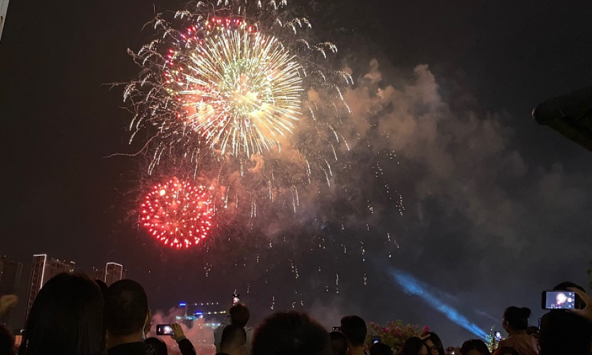 TP Hồ Ch&iacute; Minh: Dừng bắn ph&aacute;o hoa, bắt buộc đeo khẩu trang tại nơi tập trung đ&ocirc;ng người