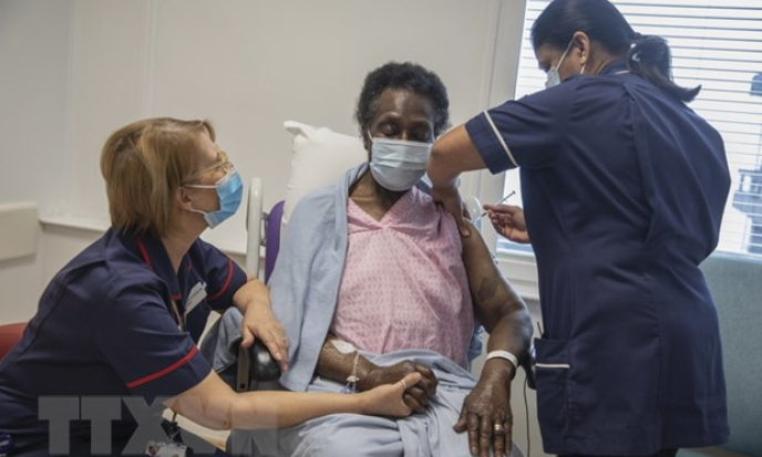 Vaccine ngừa COVID-19 gi&uacute;p giảm mạnh số ca tử vong v&agrave; nhập viện tại Anh