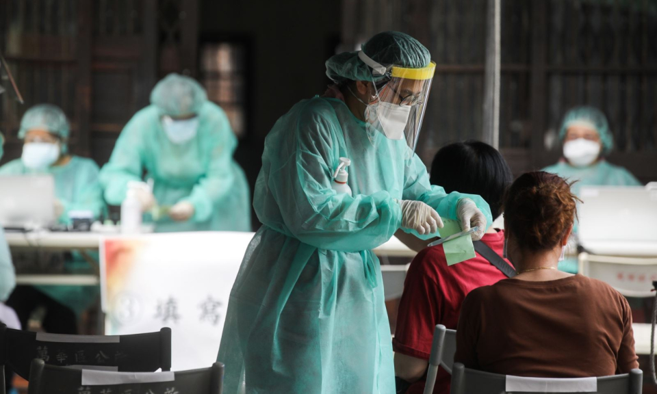 Hai h&igrave;nh mẫu chống COVID-19 th&agrave;nh c&ocirc;ng lại đối diện nguy cơ l&acirc;y nhiễm