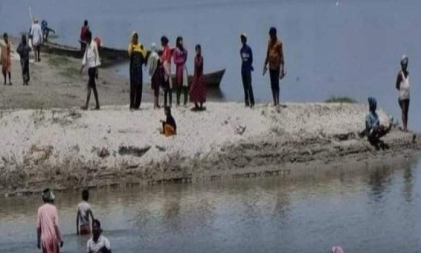 200 người nhảy xuống s&ocirc;ng n&eacute; vaccine, Ấn Độ đẩy mạnh n&acirc;ng cao nhận thức ti&ecirc;m chủng