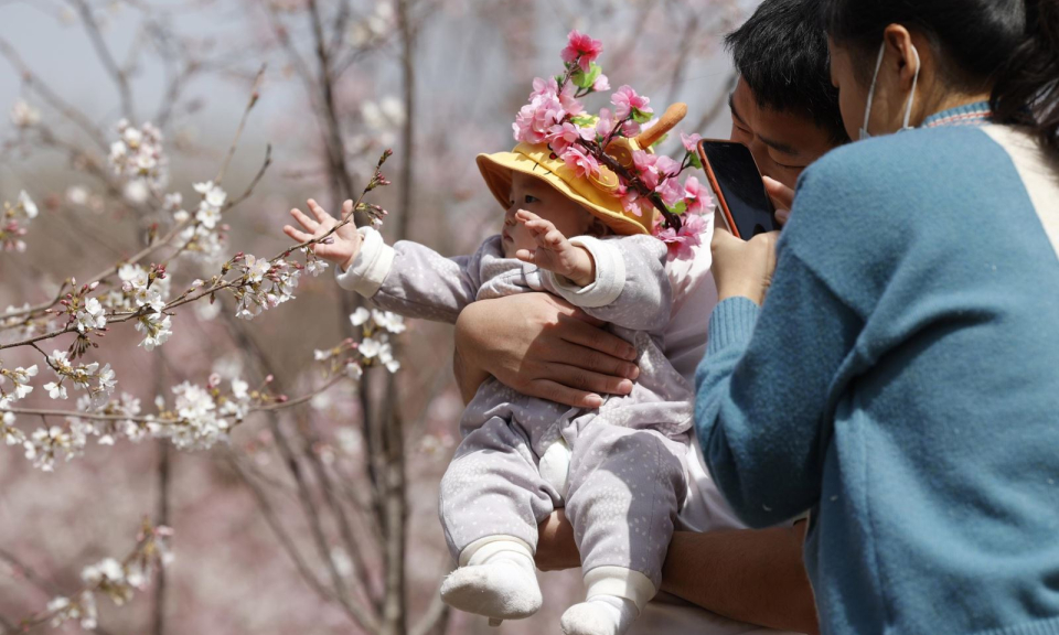 Trung Quốc khuyến kh&iacute;ch c&aacute;c cặp vợ chồng sinh con thứ ba