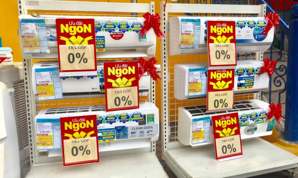 Ng&agrave;nh thương mại, dịch vụ kh&oacute; k&iacute;ch cầu ti&ecirc;u d&ugrave;ng