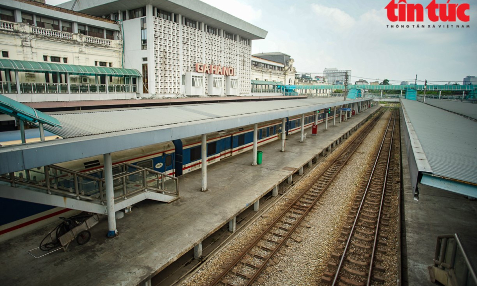 Dịch vụ vận tải m&ugrave;a COVID-19: &Ocirc; t&ocirc; nằm y&ecirc;n trong bến, ga t&agrave;u vắng hoe