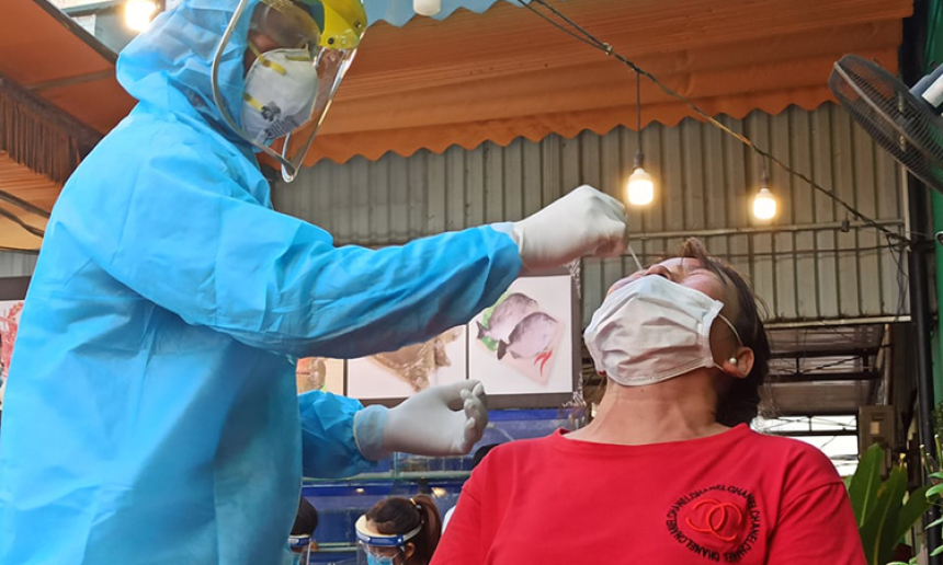 Lấy mẫu x&eacute;t nghiệm COVID-19 ngẫu nhi&ecirc;n ở nhiều qu&aacute;n nhậu tại TP Hồ Ch&iacute; Minh