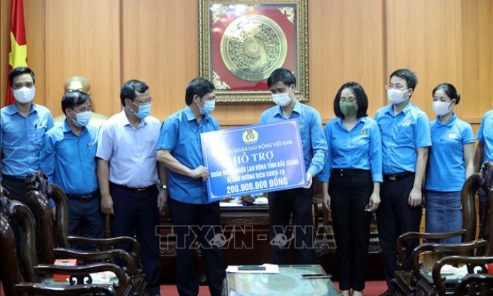 Đồng h&agrave;nh c&ugrave;ng c&ocirc;ng nh&acirc;n lao động vượt qua đại dịch