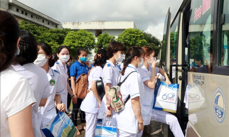 Sinh vi&ecirc;n Nam Định t&igrave;nh nguyện hỗ trợ tại ‘t&acirc;m dịch’ Bắc Giang