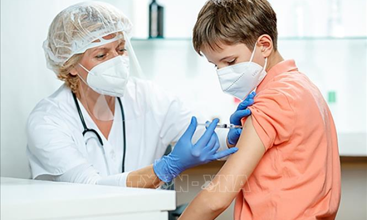 EU cho ph&eacute;p sử dụng vaccine của Pfizer cho trẻ từ 12 tuổi trở l&ecirc;n