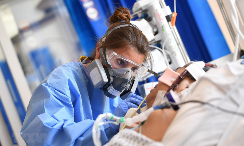 B&aacute;o động việc sử dụng kh&aacute;ng sinh cho bệnh nh&acirc;n COVID-19 ở Anh, Ấn Độ