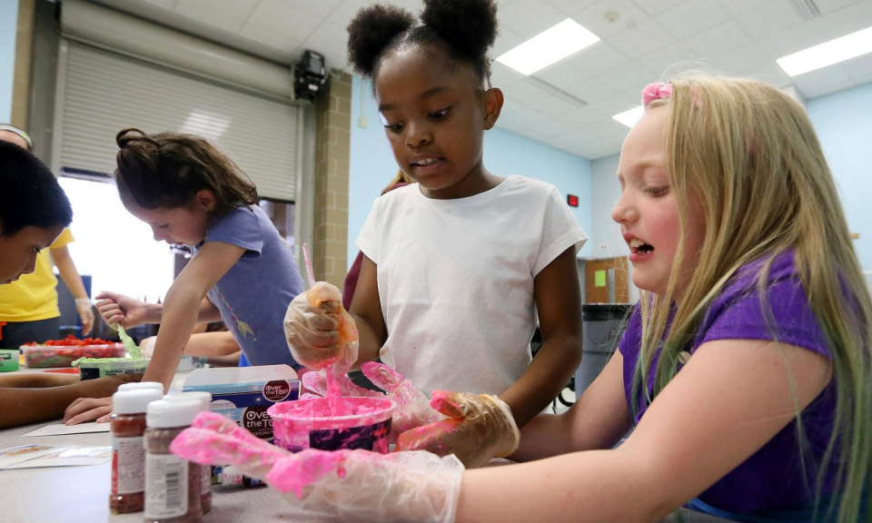 Trẻ em Mỹ tới trường học h&egrave; sau khi ti&ecirc;m vaccine COVID-19