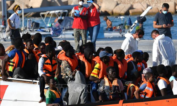 Tr&ecirc;n 2.000 người được giải cứu ngo&agrave;i khơi bờ biển Libya