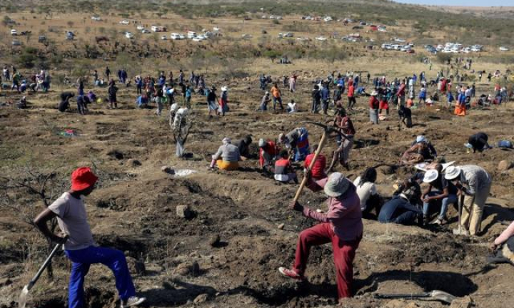 ‘Cơn sốt’ kim cương ập đến ng&ocirc;i l&agrave;ng Nam Phi sau ph&aacute;t hiện về đ&aacute; lạ