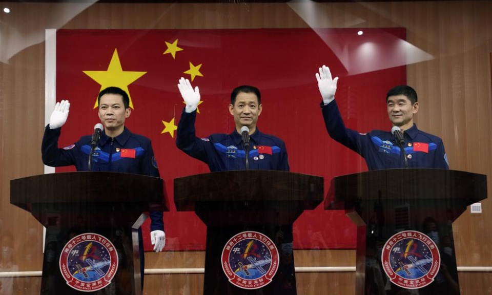 Trung Quốc đưa đội phi h&agrave;nh gia đầu ti&ecirc;n l&ecirc;n m&ocirc;-đun trạm vũ trụ mới