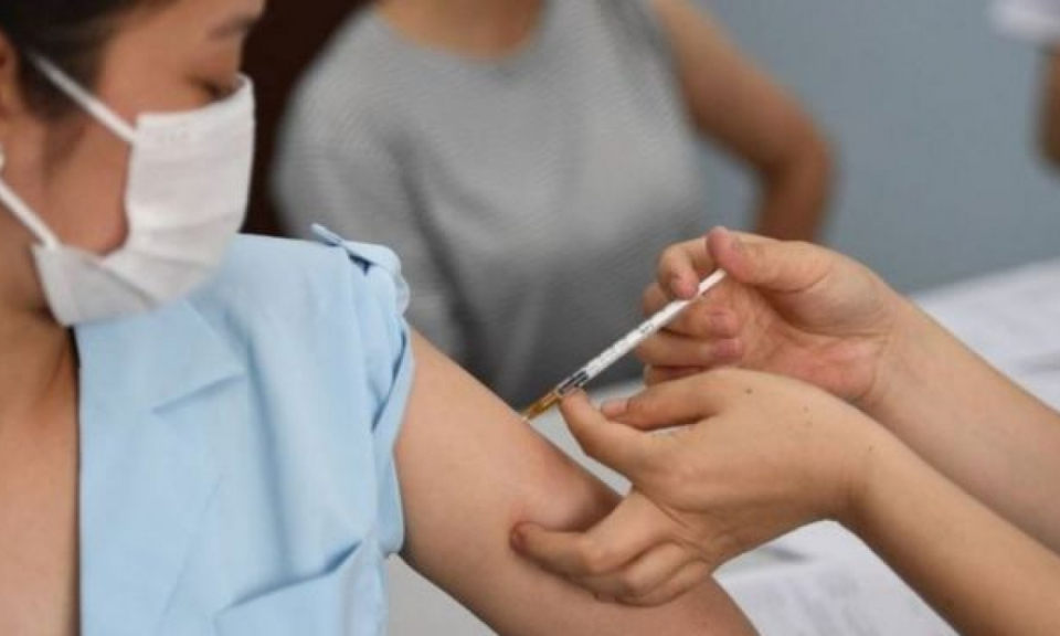 H&agrave;ng chục nước phải dừng ti&ecirc;m mũi vaccine Covid-19 thứ 2 do thiếu nguồn cung