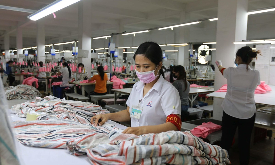 Doanh nghiệp trong khu gi&atilde;n c&aacute;ch nỗ lực duy tr&igrave; sản xuất