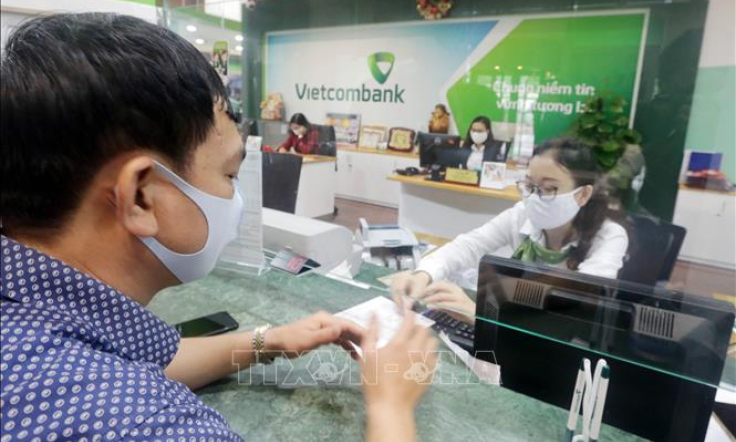 Ng&acirc;n h&agrave;ng tạo thuận lợi cho ủng hộ Quỹ vaccine ph&ograve;ng COVID-19