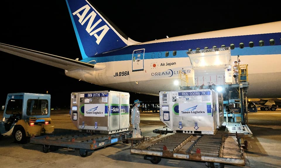 Gần 1 triệu liều vaccine COVID-19 của Nhật Bản tặng Việt Nam đ&atilde; về đến s&acirc;n bay Nội B&agrave;i