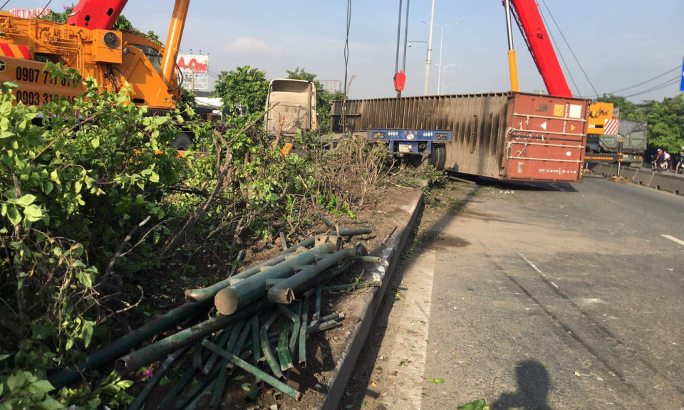 Xe container mất l&aacute;i lật ngang tr&ecirc;n Quốc lộ 1, giao th&ocirc;ng &ugrave;n tắc k&eacute;o d&agrave;i