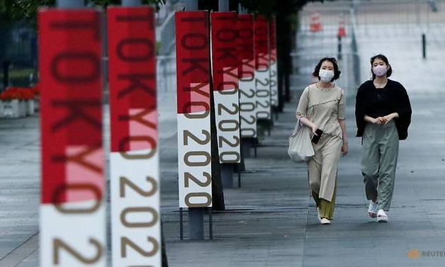 Cổ động vi&ecirc;n Nhật Bản mua v&eacute; trước tiếc ngẩn ngơ khi giấc mơ Olympic tan t&agrave;nh