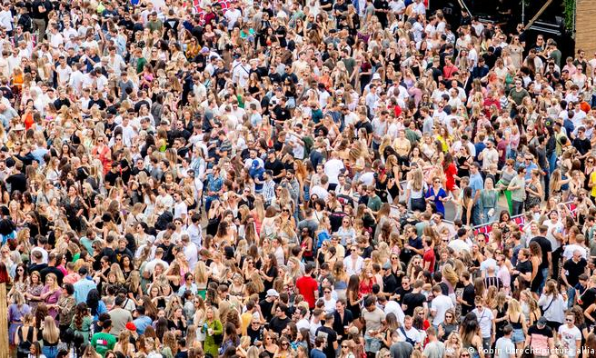 Loạt nước ch&acirc;u &Acirc;u t&aacute;i &aacute;p đặt gi&atilde;n c&aacute;ch, giới nghi&ecirc;m do b&ugrave;ng ph&aacute;t biến chủng Delta