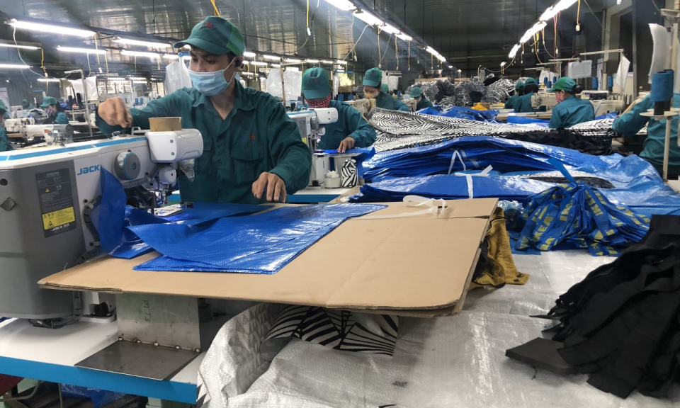 Tới tấp đơn h&agrave;ng nhưng dệt may vẫn đối mặt nhiều nguy cơ trong đợt dịch mới