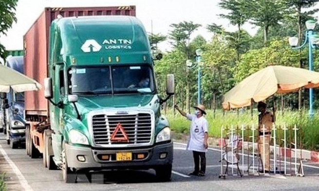 Tạm dừng thu ph&iacute; v&agrave; miễn ph&iacute; tại c&aacute;c trạm thu ph&iacute; dịch vụ sử dụng đường bộ để hỗ trợ ph&ograve;ng chống dịch COVID-19