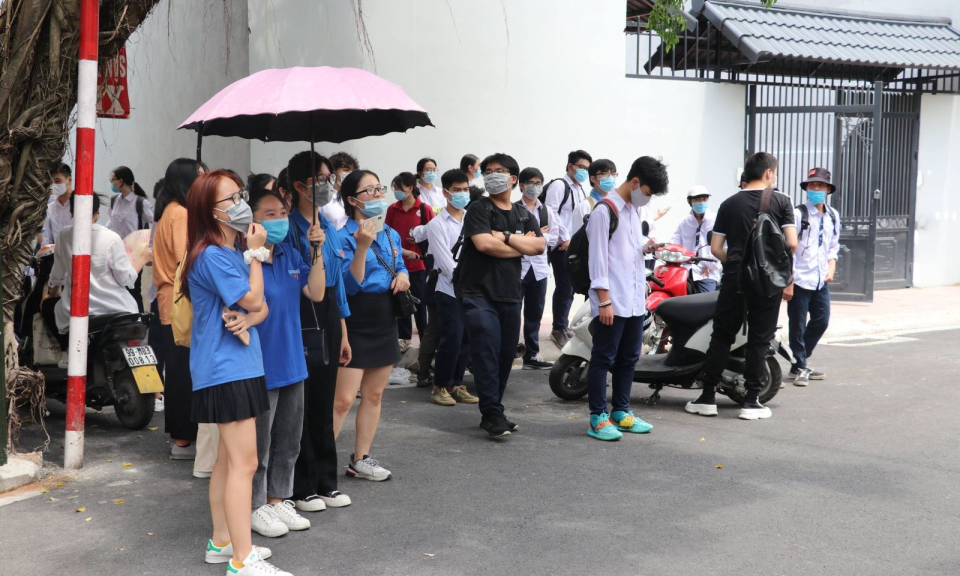 Chiều 7/7, th&iacute; sinh l&agrave;m b&agrave;i thi m&ocirc;n To&aacute;n kỳ thi tốt nghiệp THPT năm 2021