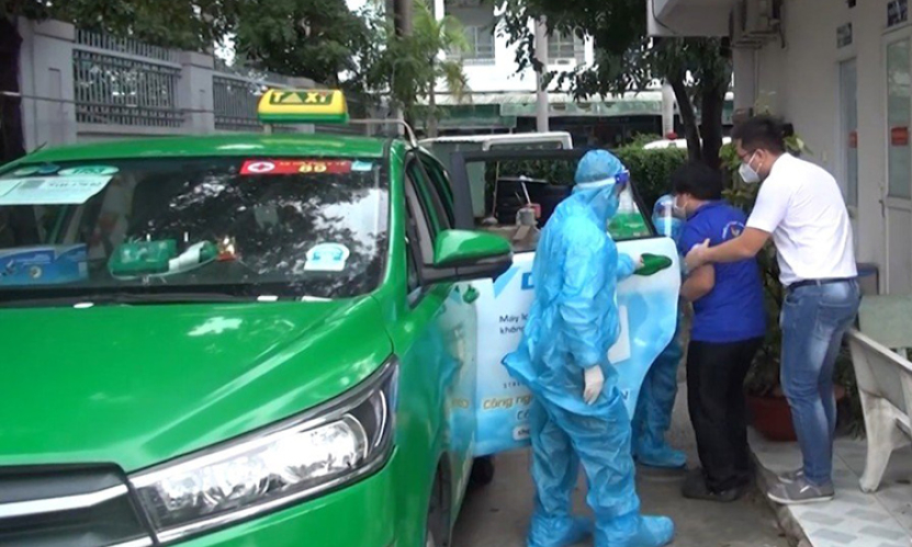 H&agrave;ng trăm xe taxi tham gia c&ocirc;ng t&aacute;c ph&ograve;ng, chống dịch COVID-19