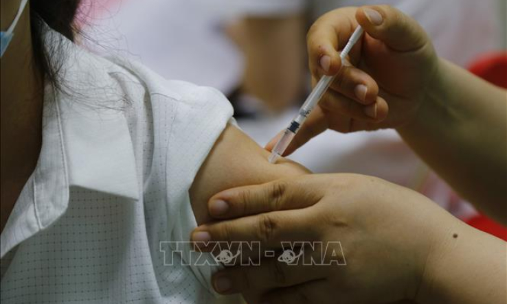 Bộ Y tế giải th&iacute;ch về ti&ecirc;m xen 2 loại vaccine ph&ograve;ng COVID-19