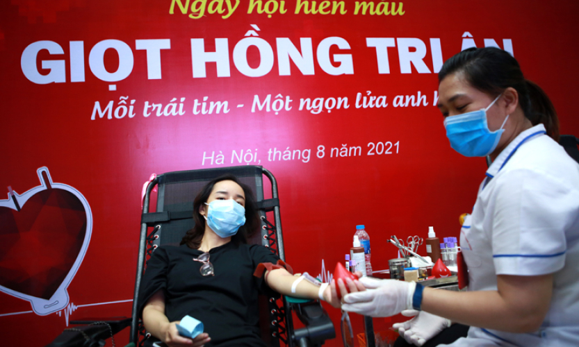 Dịch COVID-19 b&ugrave;ng ph&aacute;t, ng&acirc;n h&agrave;ng m&aacute;u ‘k&ecirc;u cứu’