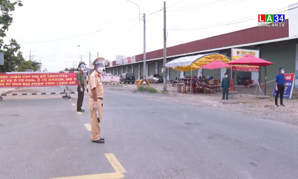 An to&agrave;n giao th&ocirc;ng: Cảnh s&aacute;t giao th&ocirc;ng b&aacute;m chốt chống dịch Covid-19