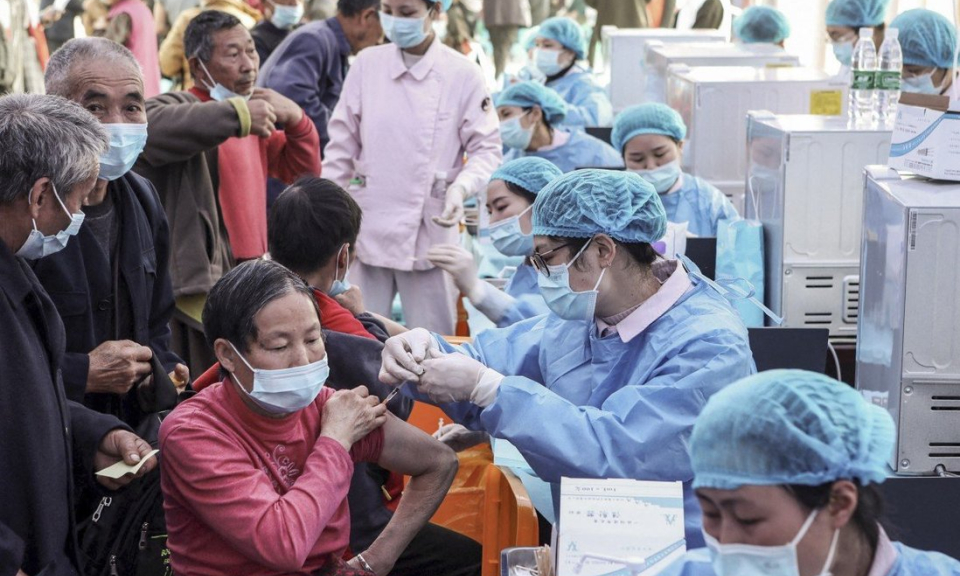 Trung Quốc c&acirc;n nhắc ti&ecirc;m mũi vaccine COVID-19 thứ ba cho nh&oacute;m dễ tổn thương