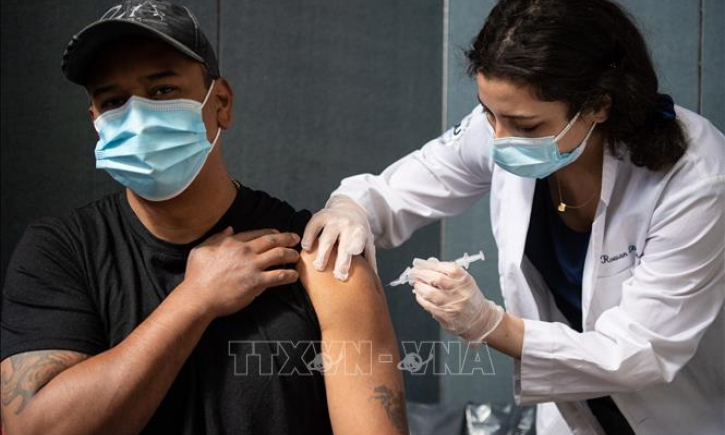 Tại sao những người đ&atilde; mắc COVID-19 vẫn cần ti&ecirc;m vaccine?