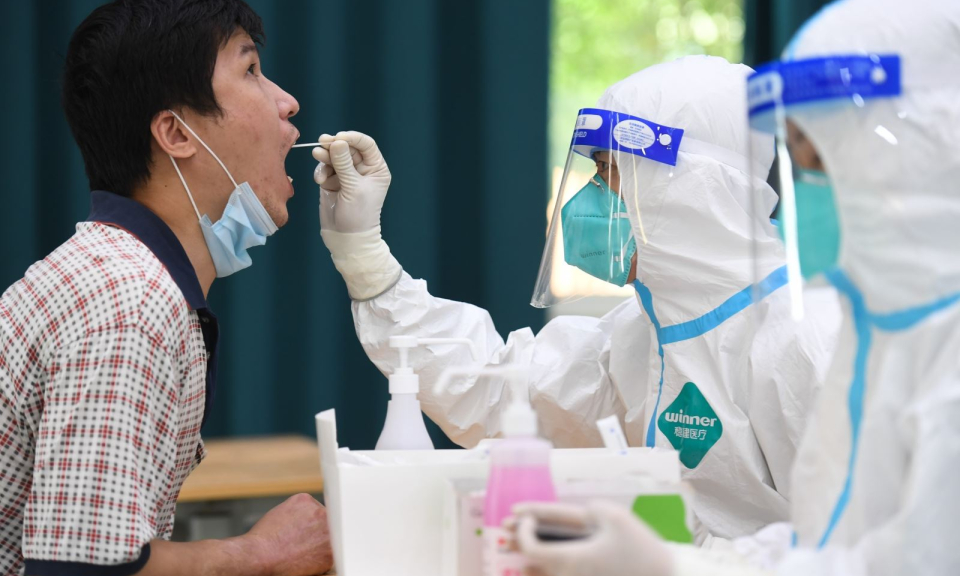 Chiến lược &lsquo;Kh&ocirc;ng COVID-19&rsquo; của Trung Quốc: T&acirc;m l&yacute; d&egrave; chừng tăng, triển vọng kinh tế giảm