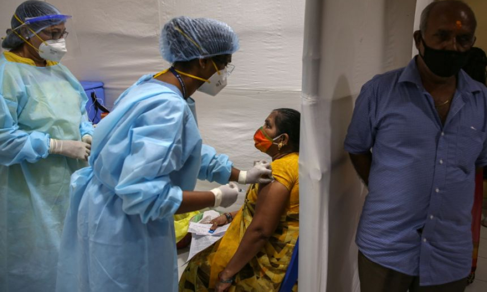 Nếu ti&ecirc;m chủng chậm, Ấn Độ c&oacute; thể lập đỉnh 600.000 ca mắc COVID-19 mỗi ng&agrave;y