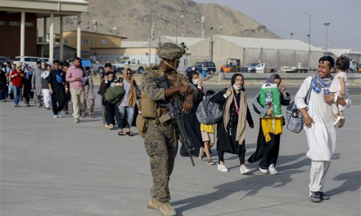 Nghi IS t&aacute;i xuất, Mỹ v&agrave; Anh khuyến c&aacute;o c&ocirc;ng d&acirc;n tr&aacute;nh xa s&acirc;n bay Kabul