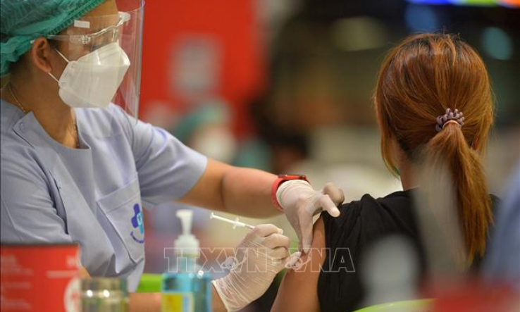 Th&aacute;i Lan mua th&ecirc;m vaccine để chuẩn bị mở cửa lại trường học
