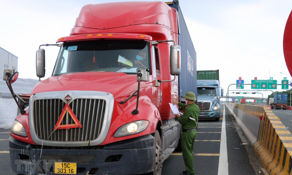 Siết chặt ph&ograve;ng dịch nhưng kh&ocirc;ng để &ugrave;n ứ trong lưu th&ocirc;ng h&agrave;ng h&oacute;a