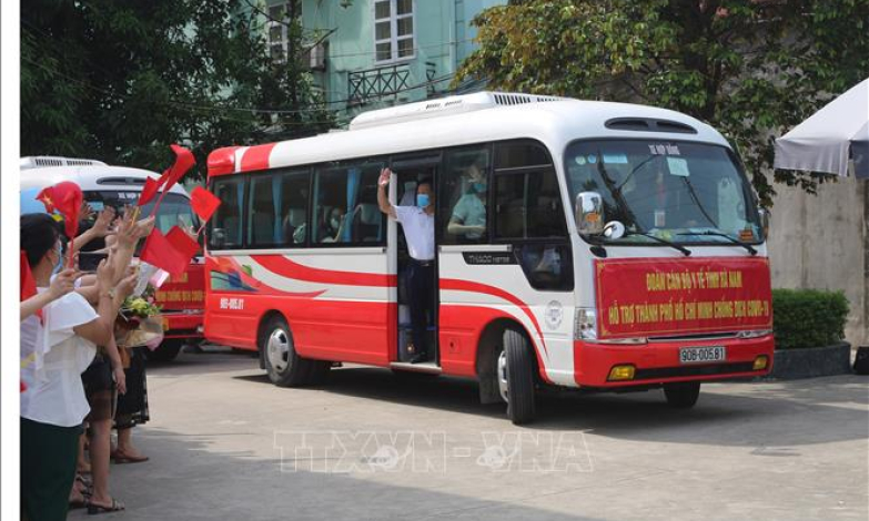 Nhiều c&aacute;n bộ y tế, thanh ni&ecirc;n t&igrave;nh nguyện hỗ trợ tuyến đầu chống dịch