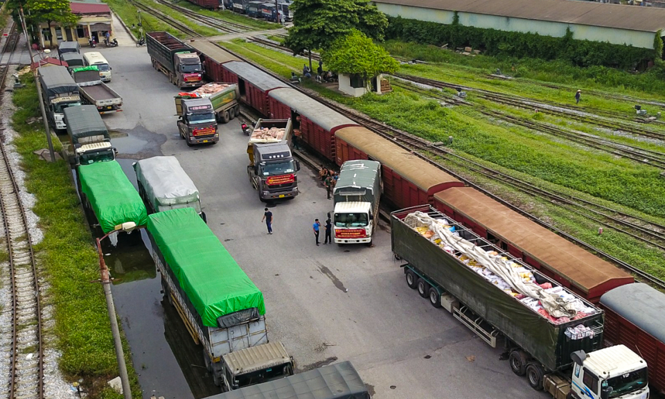 Chuyến t&agrave;u vận chuyển 300 tấn h&agrave;ng chi viện cho miền Nam chống dịch COVID-19