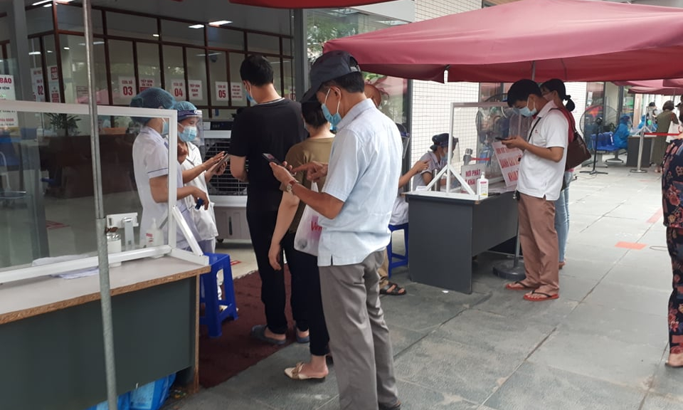 C&aacute;c cơ quan, đơn vị phải kiểm so&aacute;t số người ra v&agrave;o bằng qu&eacute;t m&atilde; QR