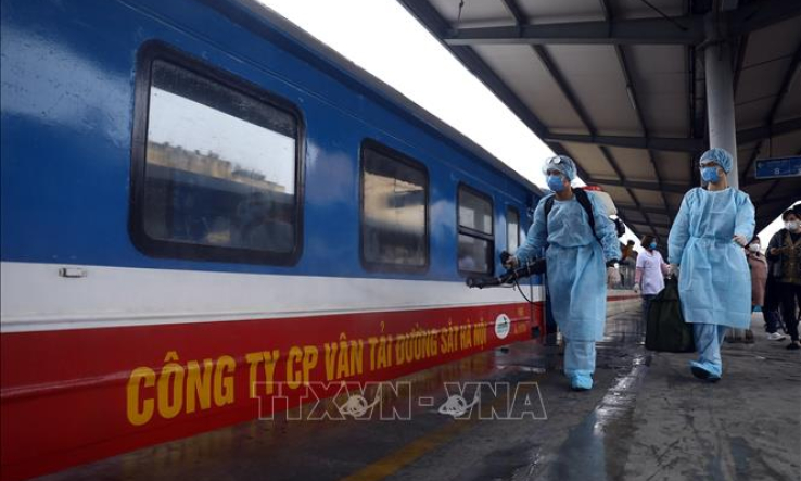 Ngăn chặn người d&acirc;n đu b&aacute;m t&agrave;u hỏa trốn chốt kiểm dịch